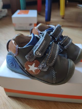 Botas biomecanics bebé talla 18 de segunda mano por 9 EUR en Leganés en  WALLAPOP