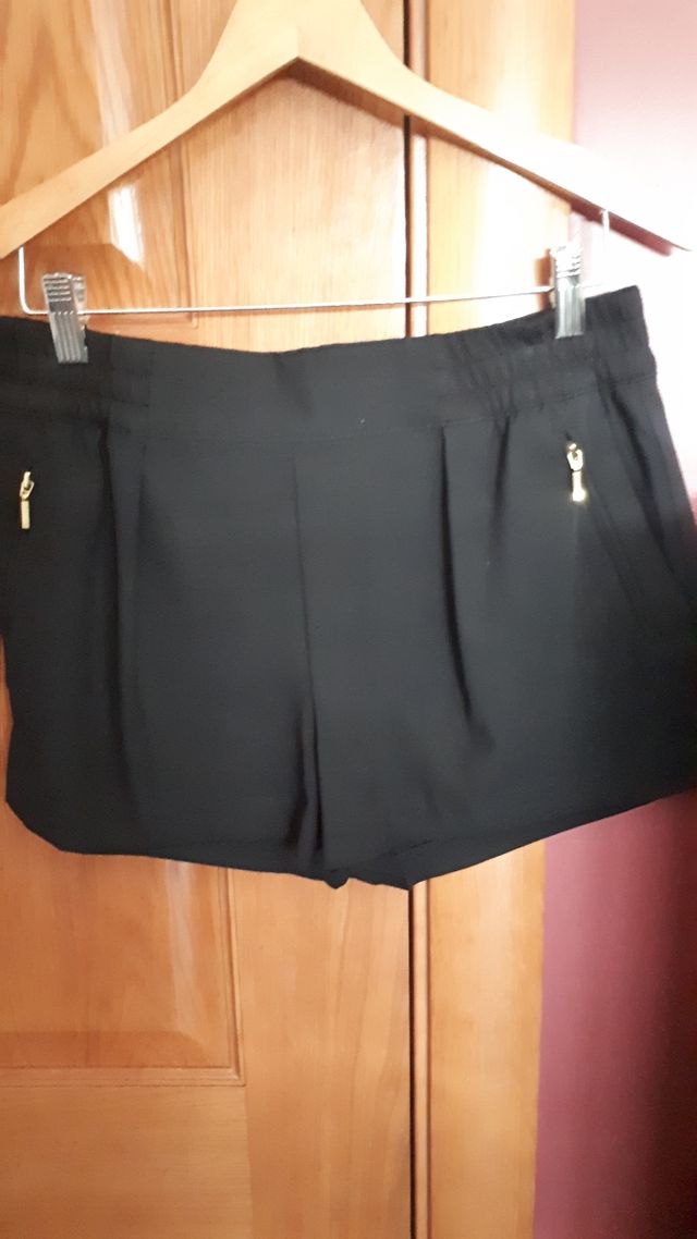 shorts negro zara con bolsillos laterales.