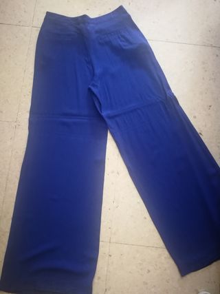 Pantalón palazzo azul eléctrico Mango de segunda mano por 5 EUR en Madrid  en WALLAPOP