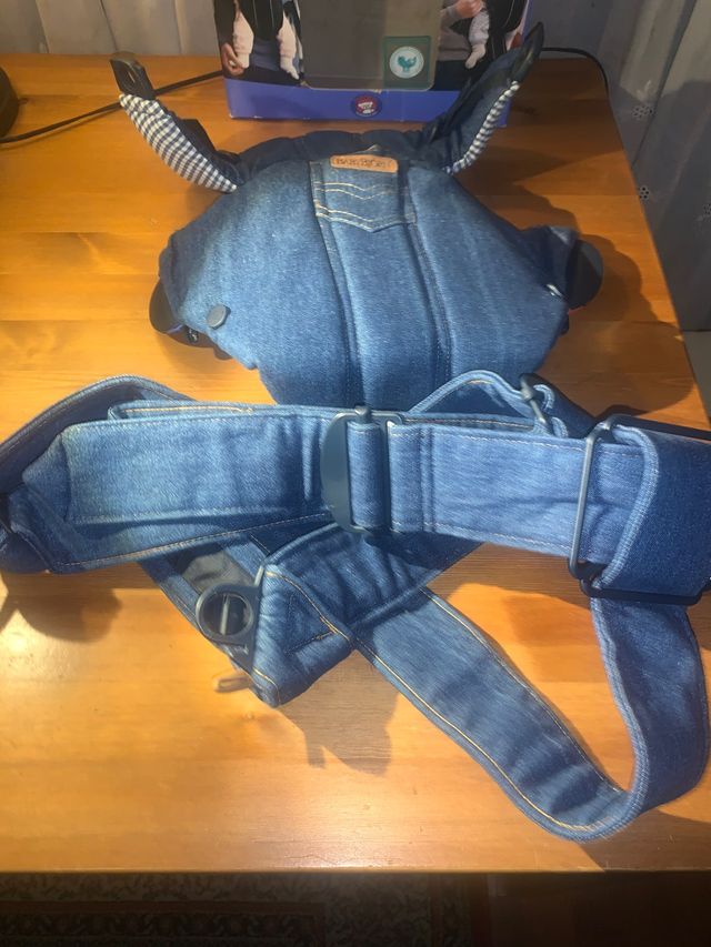 Mochila porta-bebes de la marca BABY BJORN