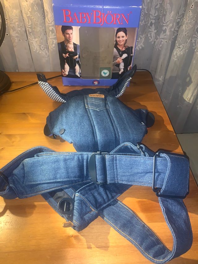 Mochila porta-bebes de la marca BABY BJORN