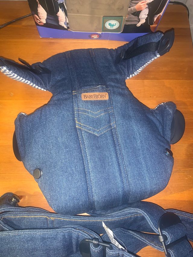 Mochila porta-bebes de la marca BABY BJORN