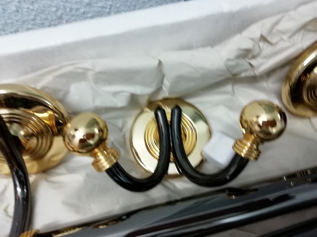 Accesorios de baño en grafito y dorado