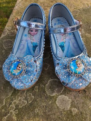 Zapatos niña disfraz frozen.Como nuevos. de segunda mano por 20 EUR en  Torrelavega en WALLAPOP