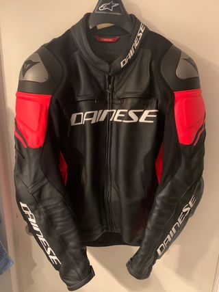 Chaqueta cuero Dainese Racing 3 - Negra\\/Roja (50) de segunda mano por 320  EUR en Alcalá de Henares en WALLAPOP