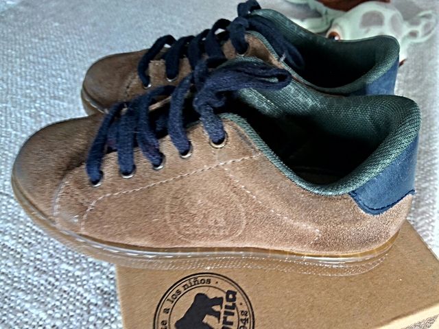 Zapato piel niño talla 28. Usado