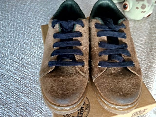 Zapato piel niño talla 28. Usado