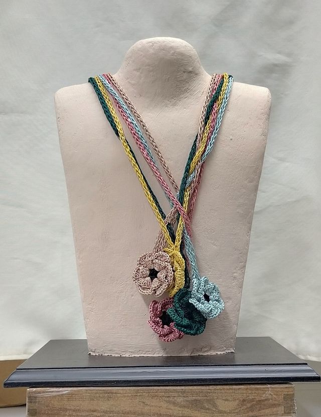Collares hechos a mano.