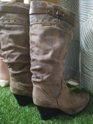Botas cuña Mustang de segunda mano por 20 EUR en Cabanillas del Campo en  WALLAPOP