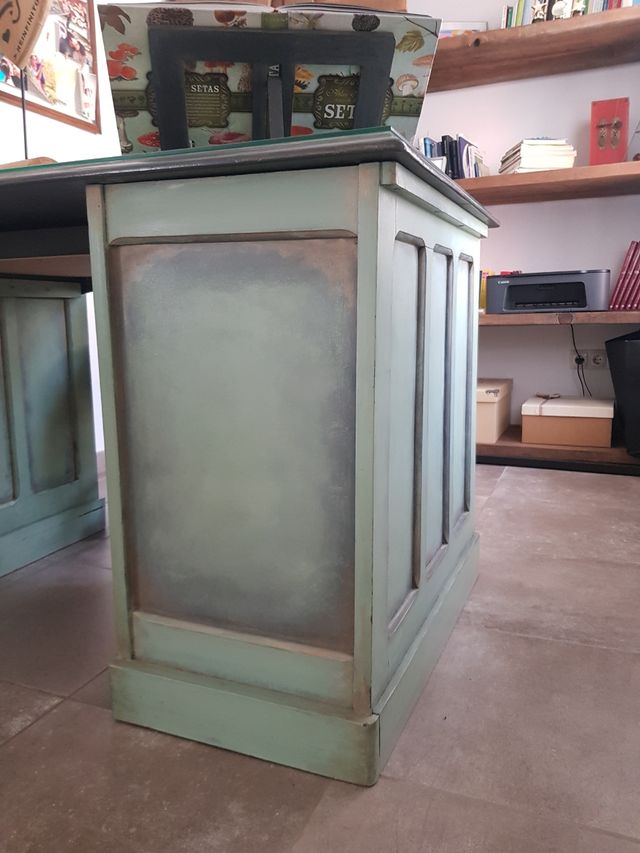 Escritorio antiguo. Mueble