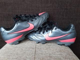 Botas de fútbol con tacos NIKE T90 de segunda mano por 20 EUR en Madrid en  WALLAPOP