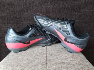 Botas de fútbol con tacos NIKE T90 de segunda mano por 20 EUR en Madrid en  WALLAPOP