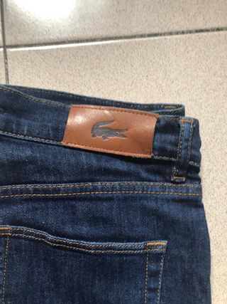Pantalones jeans Lacoste azul mujer de segunda mano por 35 EUR en Figueres  en WALLAPOP