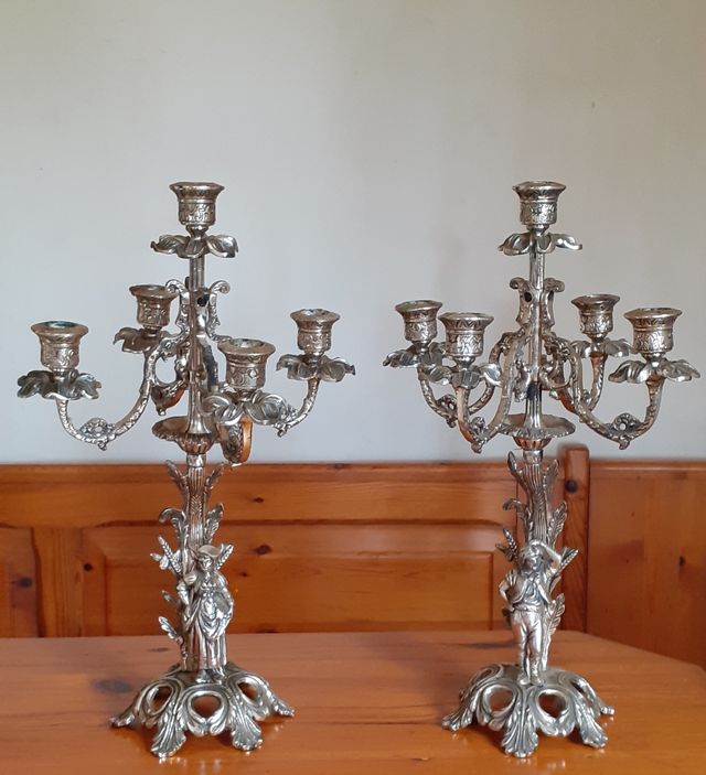 Pareja de candelabros de bronce. REBAJO 75€