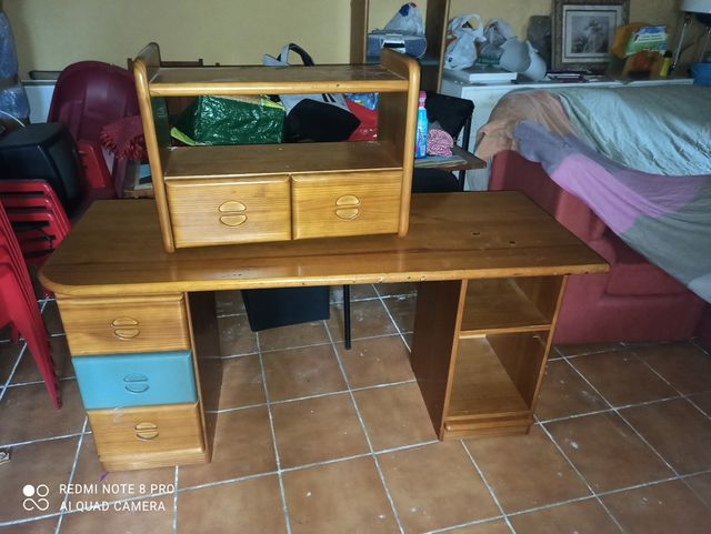 Escritorio y estantería de segunda mano por 200 € en Madrid en WALLAPOP