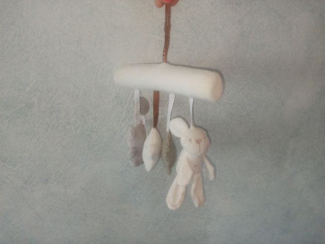 muñequitos para colgar en cuna, con música