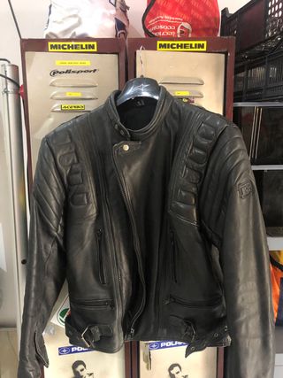 Cazadora moto cuero RS de segunda mano por 150 EUR en Burgos en WALLAPOP