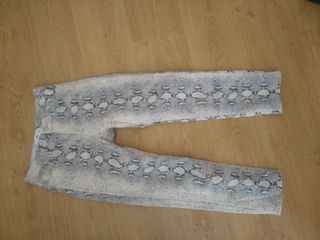 Pantalón serpiente Mango de segunda mano por 10 EUR en Pamplona en WALLAPOP
