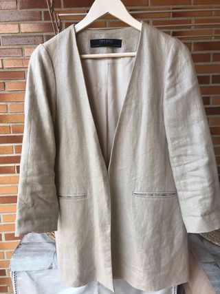 Blazer lino plateada Zara de segunda mano por 15 EUR en Saron en WALLAPOP