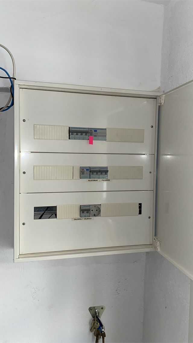 ¿NECESITAS UN ELECTRICISTA?