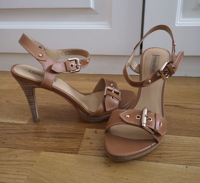 sandalias tacón de piel color cuero