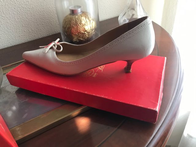 Zapato de piel  mujer de tacón bajito