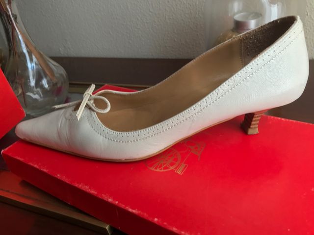 Zapato de piel  mujer de tacón bajito