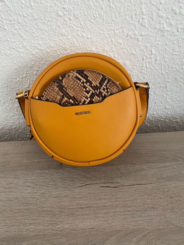 Bolso y Cartera Mostaza con estampado Serpiente