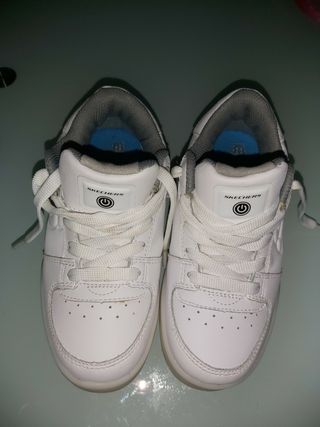 Zapatillas Skechers blancas N28 de segunda mano por 18 EUR en Córdoba en  WALLAPOP