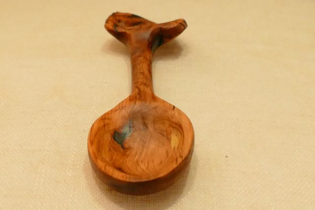 Cucharas de madera talladas a mano