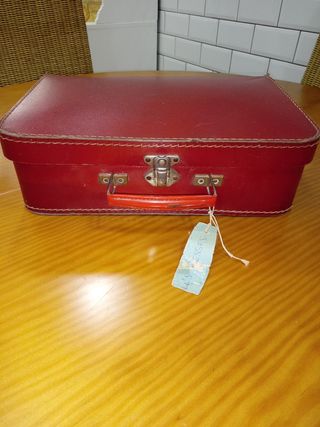 Antigua maleta de cartón con ropa para muñeca de segunda mano por 45 EUR en  Castellón de la Plana en WALLAPOP