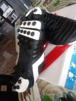 Botas de fútbol PONY T42 de segunda mano por 5 EUR en Alzira en WALLAPOP