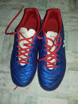 BOTAS FUTBOL SALA DECATHLON T. 36 de segunda mano por 6 EUR en Barcelona en  WALLAPOP