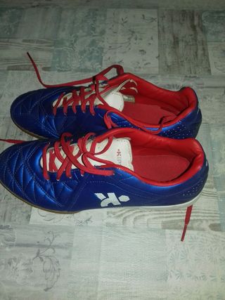 BOTAS FUTBOL SALA DECATHLON T. 36 de segunda mano por 6 EUR en Barcelona en  WALLAPOP