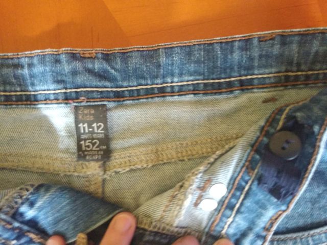Falda vaquera de niña, de Zara