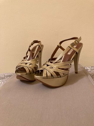 zapatos dorados zara