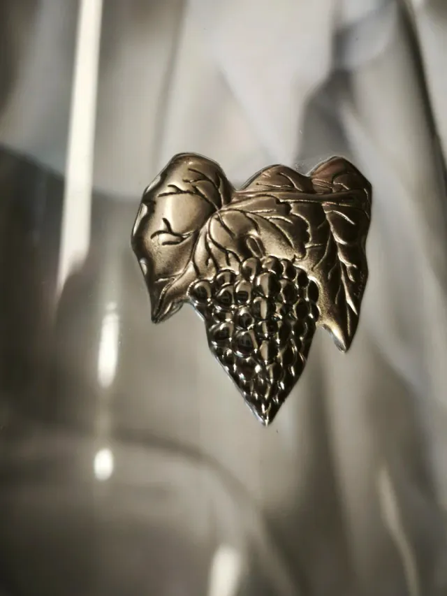 Cofre con dos copas de cristal