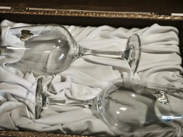 Cofre con dos copas de cristal