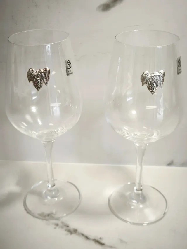 Cofre con dos copas de cristal