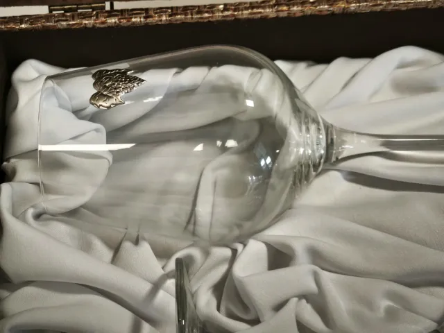 Cofre con dos copas de cristal