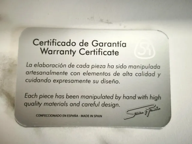 Cofre con dos copas de cristal