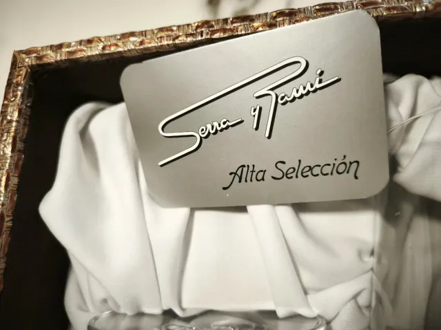 Cofre con dos copas de cristal