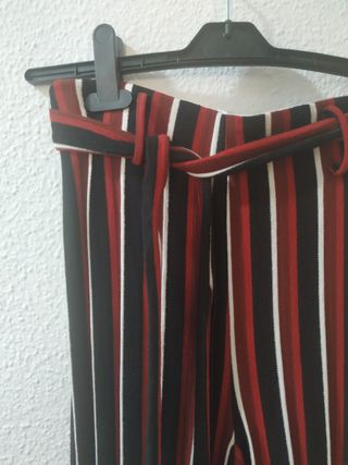 Pantalones Bershka T. M de segunda mano por 8 EUR en Pulianillas en WALLAPOP