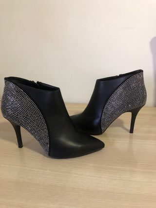Botines mujer de piel negro de segunda mano por 13 EUR en Solete Alto en  WALLAPOP