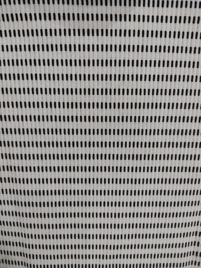 Stradivarius. Camiseta cuello alto de chica