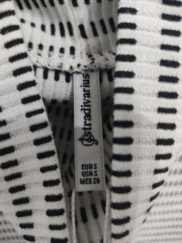 Stradivarius. Camiseta cuello alto de chica