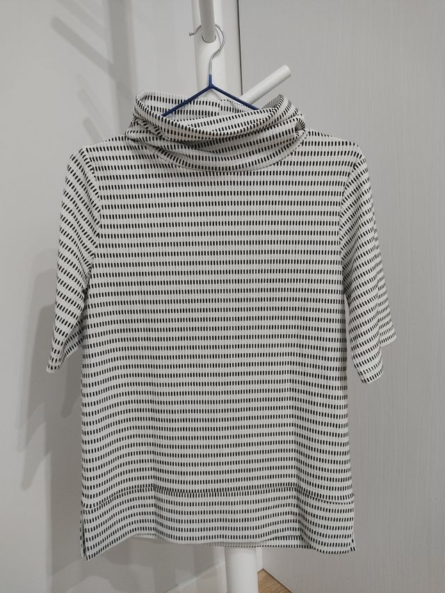 Stradivarius. Camiseta cuello alto de chica