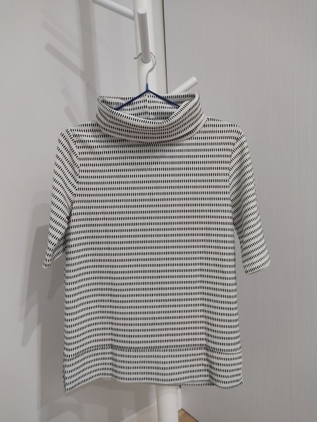 Stradivarius. Camiseta cuello alto de chica