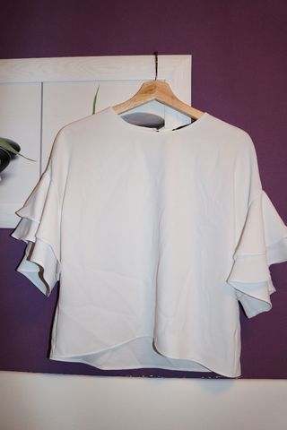 Blusa Zara blanca de segunda mano en Oviedo en WALLAPOP Blusa con escote barco blanca Zara de segunda mano por 15