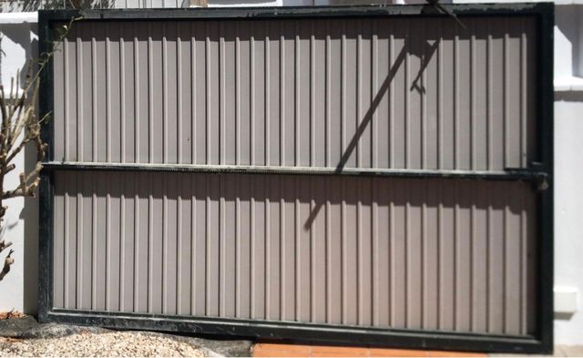 Puerta de garaje , cochera, parking de segunda mano por 220 EUR en La